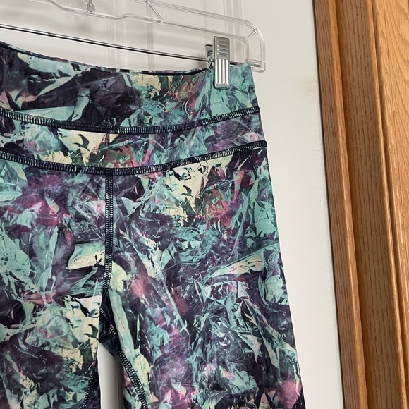 Lululemon Inspire Crop II in Iridescent Multi Size 6 - Picture 3 of 9